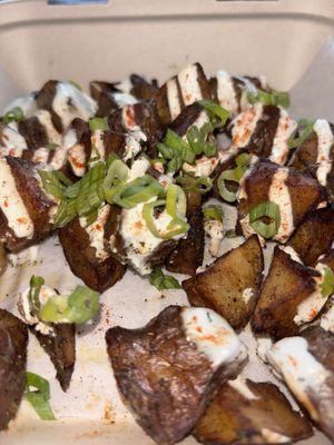 Breakfast Potatoes boiled then fried crispy, herb garlic seasoning, sour cream and scallion was flavorless