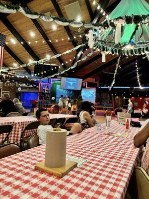 Empty tables only for a brief moment!