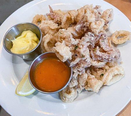 Calamari ($14/12 hh)