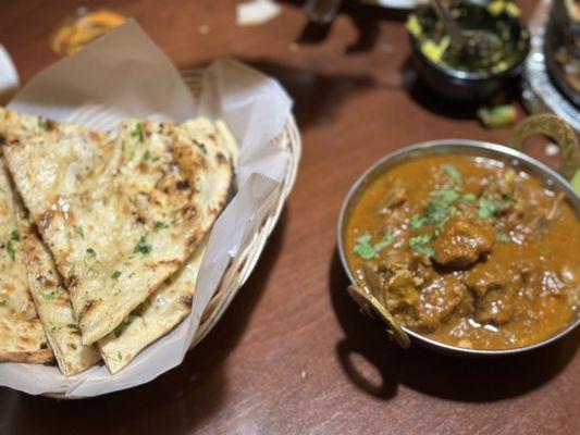 Goat Curry (12 OZ) & Garlic Naan