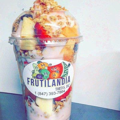 Bionico, yogurt y fruta con granola. Parfait.