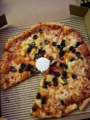 Pineapple and black olive. Medium size. Thin crust. Excellent.