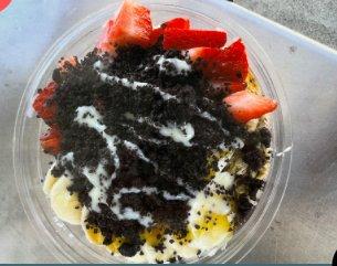 Maunakea Bowl:
Acai Base,granola,bananas,strawberry,Oreo,honey, Constance cream,coconut shavings