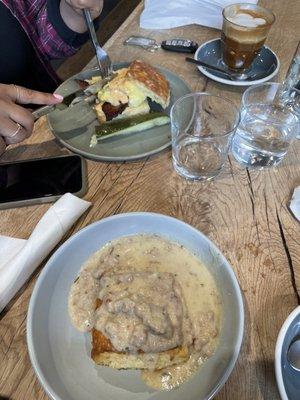 Brekkie sandwich & biscuit and gravy