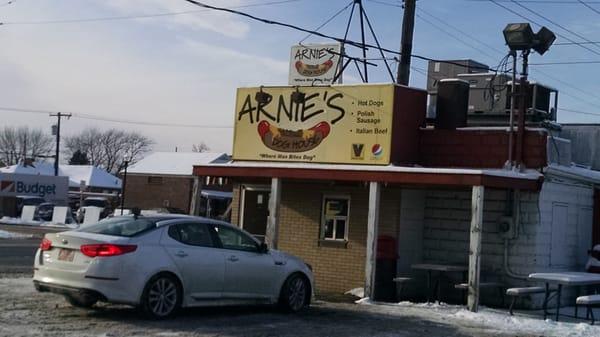 Great little spot for Chicago Dogs & fries.