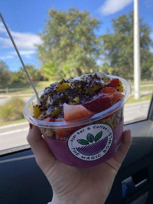 Pitaya bowl with strawberries, banana and mango! Honey drizzle and shaved dark chocolate. Delicious!!