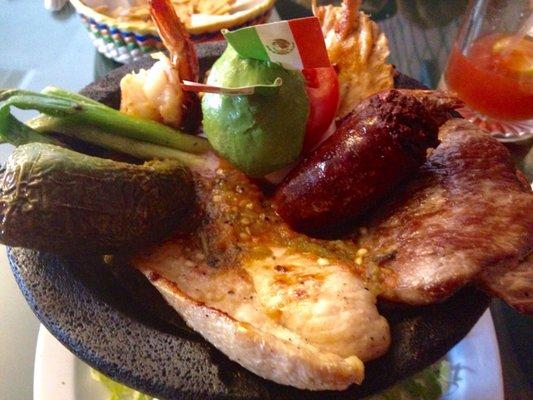 Molcajete : shrimp, steak and shrimp.