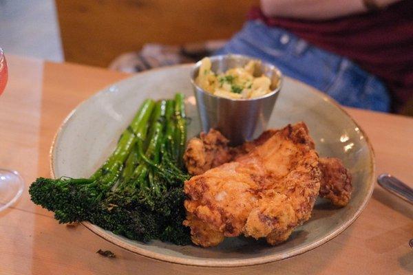 Fried chicken with broccoli and Mac & cheese