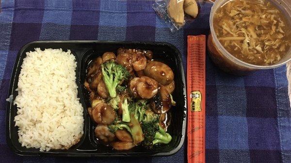 Lunch shrimp w/ garlic sauce, hot & sour soup