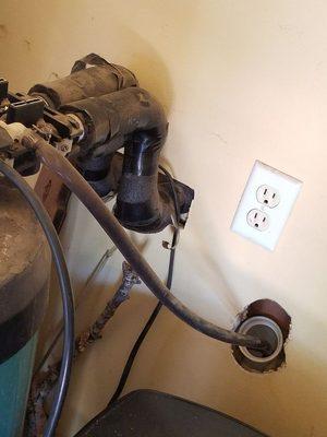 A competitor's illegal, lethal cross-connected softener drain. No air gap.
¿Is yours safe? 2 out of 3 arent!