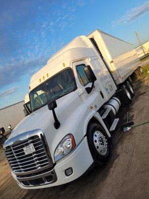 Beautiful FREIGHTLINER CASCADIA