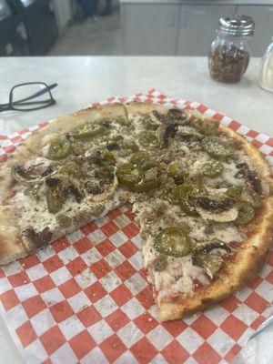 10" personal size with beef, mushrooms, and (pickled not fresh) jalapeños.