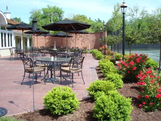 Outdoor dining with a view of the tennis courts, at Racquet Club Ladue.