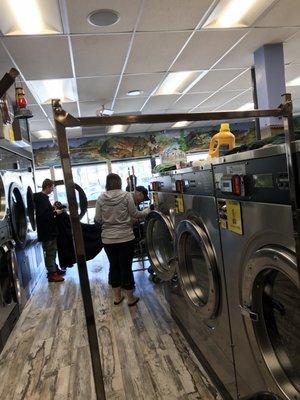 No mask in laundromat