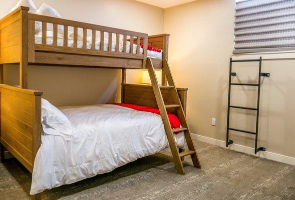 GrandView Condo: Bunkbed room.  Twin on top, full below.