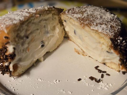 Cannoli paczki with a pudding like filling.