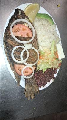 Pescado frito tipo almuerzo