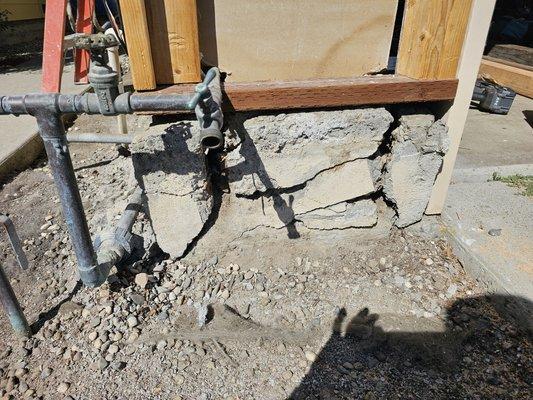 Damages of the foundation 
Foundation cracks 
Retrofit contractor