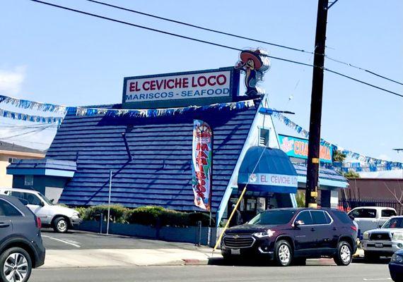 Dig that nice vintage Der Wienerschnitzel A-Frame and big crazy neon fish sign on top!