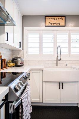 Farmhouse sink with 1.5" countertop edge all around