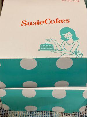 Cakes come packaged in this cute boxes.