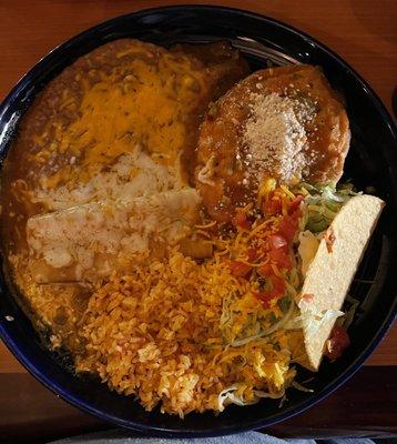 Combination plate shredded beef taco, cheese enchilada and chili reyeno. Super tasty