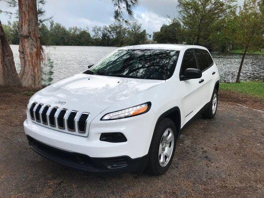 Jeep Cherokee Wonderful small SUV for comfortable trip in Sunshine State.