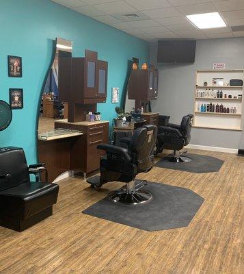 Men's Lounge offering Men's Barbering Services hot towel shaves!