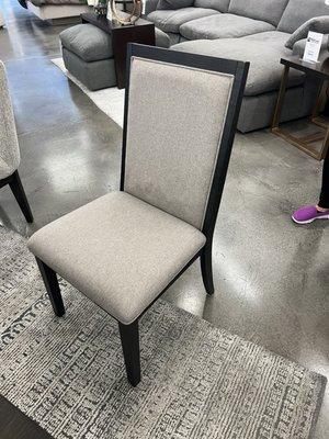 A dinning set chair