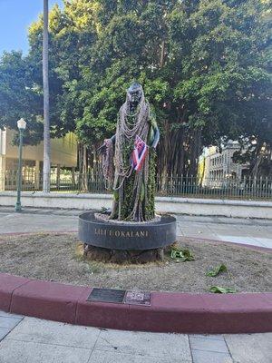 Yesterday was the 186th birthday of Queen Liliʻuokalani. Born on 9/2/1838. The statue is adorned with Crown flower/ Puakalaunu leis.