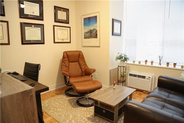 A warm and inviting office will put you at ease when you first meet Dr. Rosen