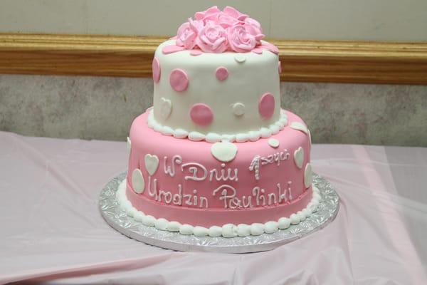 my daughter's first birthday cake- so cute!! my jaw dropped when I saw it!