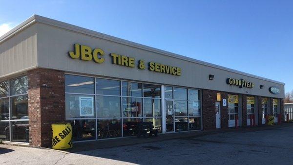 Walk to Wilson's Chuckwagon, Papa John's Pizza, McAlister's Deli, Pizza Inn, while waiting for auto repair & new tires, Springfield, MO.