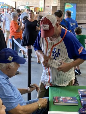 NY Mets star Ed Kranepool signing autographs