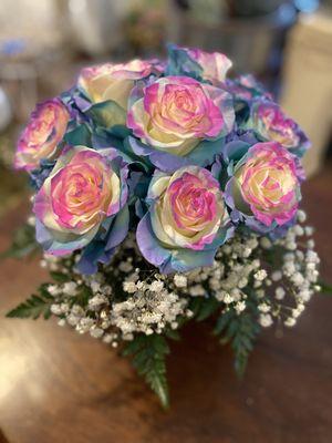 Our ever popular Bubble    Gum roses....artfully arranged in a glass cube! SOOOO beautiful!