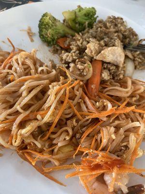 Bland pad thai no flavor at all