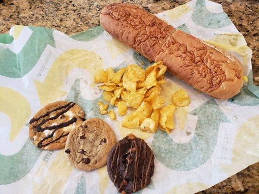 Footlong tuna, jalapeño chips, 3 cookies