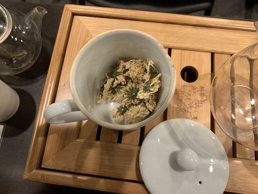 Chrysanthemum tea during the tea brewing class