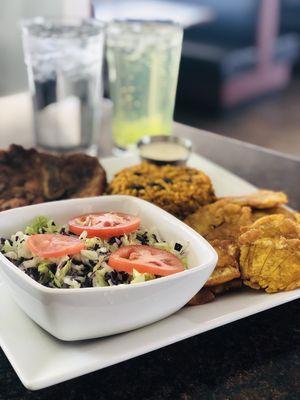 Chuleta arroz amarillo y tostones