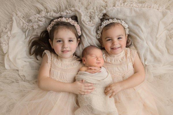 Siblings/newborn photo