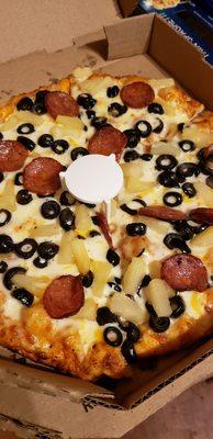 Linguica, olives, pineapple ex cheese.  Small size ordered, very happy