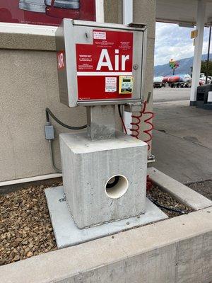 Man, after stopping at 5 different gas stations from Parawon to here, this is the only one with a working air pump.