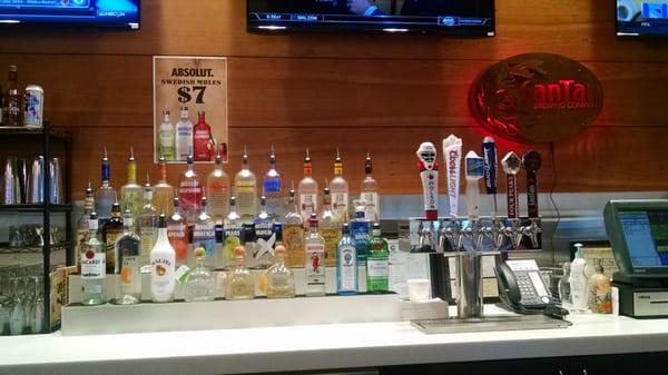 Full Bar, half dozen drafts.