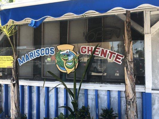 Logo on the window of Mariscos Chente