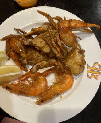 Fried head-on shrimp and fried blue crab are my favorites This buffet was a pleasant surprise with both!