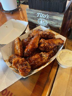 Great wings and gator bites.  Nice Florida themed spot with friendly and attractive servers.