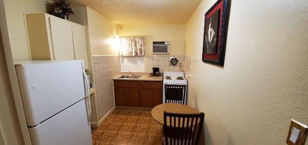 Nice little kitchen set up.