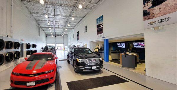 Rhinelander GM Auto Group drive through service lane.

Chevrolet, Buick, GMC and Cadillac