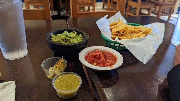 Ordered guac, but it needs salt, garlic, and lime