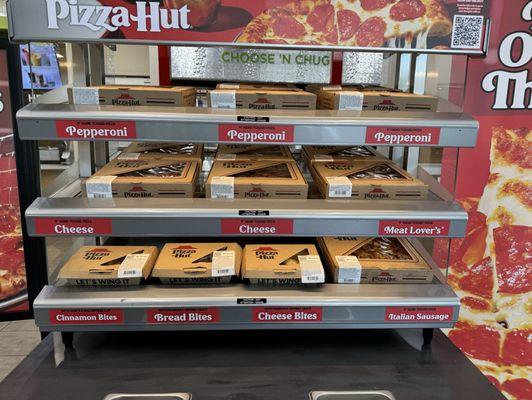 Pizza Hut ha establecido una presencia en varias ubicaciones de QMart en Houston, Texas.